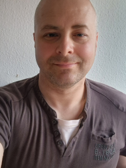 Misi, 44 �ves t�rskeres� f�rfi, Szarvas
