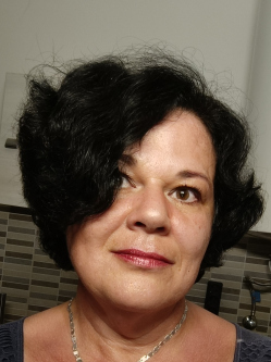 Eszter, 53 �ves t�rskeres� n�, Regenye