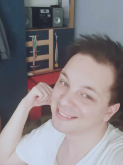 Martin, 28 �ves p�pai t�rskeres� f�rfi