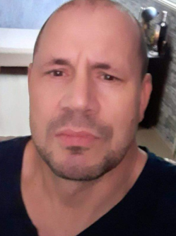 Jozsef, 52 �ves t�rskeres� f�rfi, L�k�sh�za