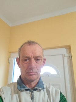 Dezs�, 54 �ves t�rskeres� f�rfi, Kisfalud
