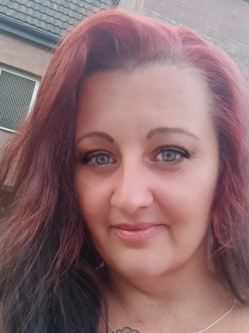 Anita, 43 �ves orosh�zi t�rskeres� n�
