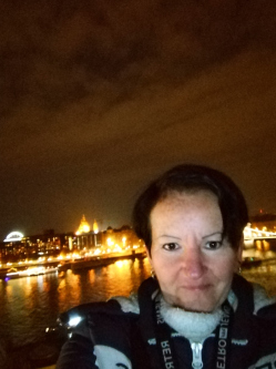Szilvi, 47 �ves t�rskeres� n�, �rbotty�n