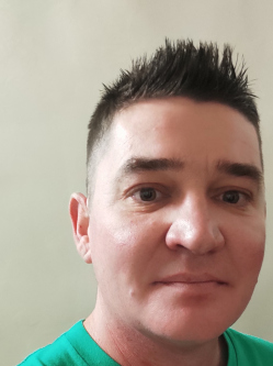 Robi, 45 �ves t�rskeres� f�rfi, Kom�di
