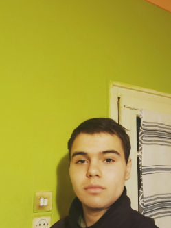 Adam, 24 �ves t�rskeres� f�rfi, Baktal�r�nth�za