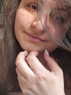 Heni, 34 �ves t�rskeres� n�, Ny�regyh�za