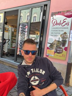 Rene, 32 �ves t�rskeres� f�rfi, Bonyh�d