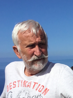Simon, 75 �ves t�rskeres� f�rfi, Hah�t