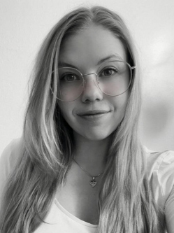 Edina, 24 �ves t�rskeres� n�, Szeksz�rd