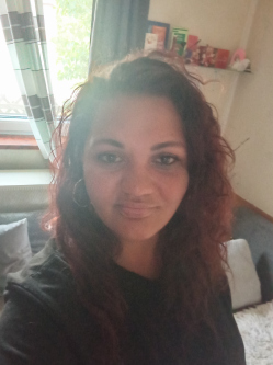 Kata, 37 �ves t�rskeres� n�, Gy�ngy�s