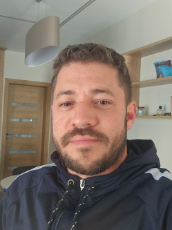 L�szl�, 35 �ves t�rskeres� f�rfi, Szabadk�gy�s