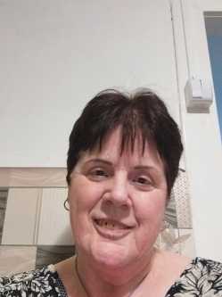 Roza, 61 �ves t�rskeres� n�, Gy�mr�