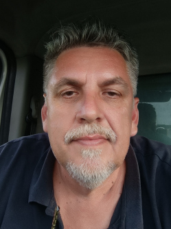 Feri, 58 �ves t�rskeres� f�rfi, Izs�falva