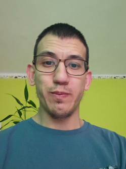 Ren�t�, 31 �ves t�rskeres� f�rfi, Esztergom