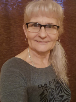 Julianna, 61 �ves t�rskeres� n�, Tiborsz�ll�s
