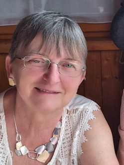 Em�lia, 70 �ves t�rskeres� n�, Pozsony