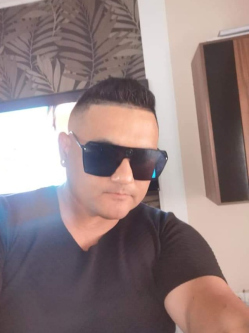 Jani, 37 �ves t�rskeres� f�rfi, Par�d
