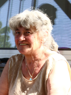 Kati, 70 �ves t�rskeres� n�, M�travereb�ly