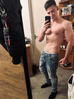 Roland, 31 �ves budakal�szi t�rskeres� f�rfi
