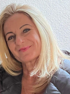 Andrea, 52 �ves �rdi t�rskeres� n�