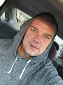 Robi, 34 �ves t�rskeres� f�rfi, Hatvan