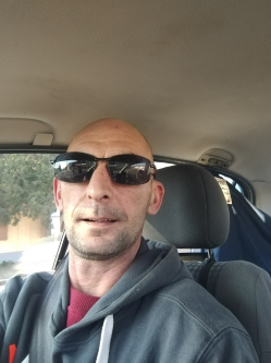 Sandor, 47 �ves t�rskeres� f�rfi, P�ly