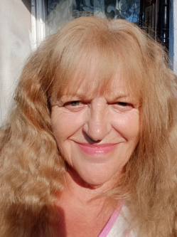Teri, 71 �ves t�rskeres� n�, Pilisv�r�sv�r