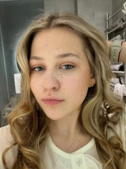 M�ria, 19 �ves t�rskeres� n�, Tatab�nya