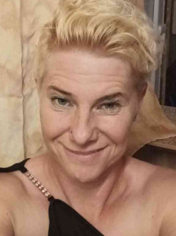 Ang�la, 49 �ves t�rskeres� n�, D�ms�d