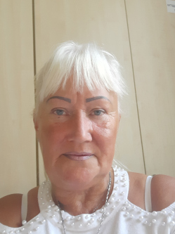 Anik�, 66 �ves t�rskeres� n�, Budapest