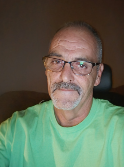 Miki, 59 �ves t�rskeres� f�rfi, Gy�r