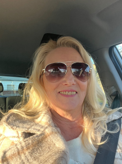 Emese, 61 �ves ny�regyh�zi t�rskeres� n�