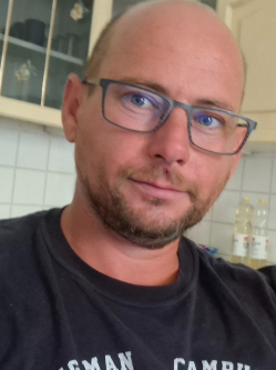 Imre, 44 �ves t�rskeres� f�rfi, M�rahalom