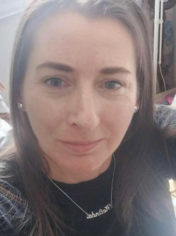 Melinda, 47 �ves t�rskeres� n�, Cegl�d
