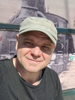 Norbert, 50 �ves t�rskeres� f�rfi, Domb�v�r
