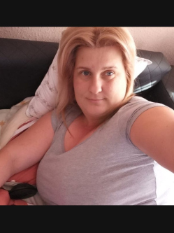Anita, 43 �ves duna�jv�rosi t�rskeres� n�