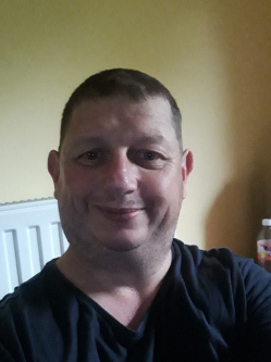 P�ter, 45 �ves t�rskeres� f�rfi, Tarcal