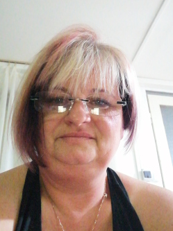 Kriszti, 50 �ves t�rskeres� n�, Cs�r�g