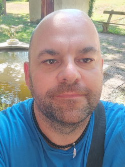 Ferenc, 45 �ves t�rskeres� f�rfi, Sikl�s
