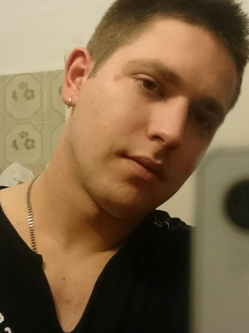 N�ndi, 36 �ves t�rskeres� f�rfi, Kimle