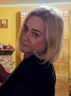 T�nde, 54 �ves t�rskeres� n�, Tam�si