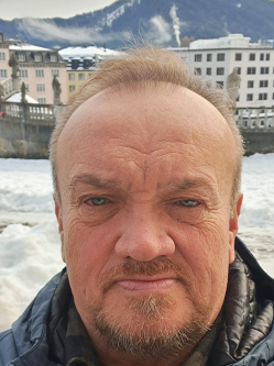 Tom, 66 �ves t�rskeres� f�rfi, Gyulafir�t�t