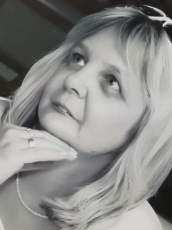 T�nde, 55 �ves t�rskeres� n�, Eger