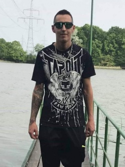Attila, 31 �ves t�rskeres� f�rfi, Hal�sztelek