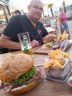 J�zsef, 44 �ves t�rskeres� f�rfi, Izs�k