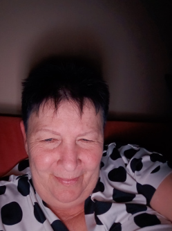 Margit, 57 �ves t�rskeres� n�, Eger