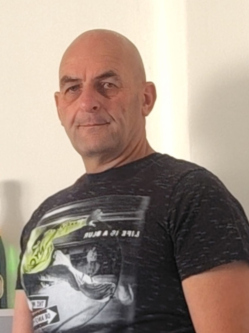 J�zsef, 57 �ves t�rskeres� f�rfi, Saj�kaza