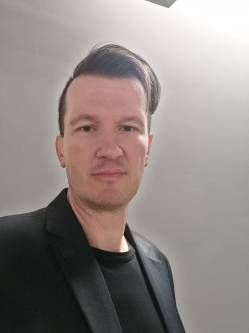 Csaba, 44 �ves t�rskeres� f�rfi, D�ny