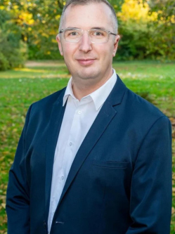 Albert, 57 �ves t�rskeres� f�rfi, Ny�regyh�za