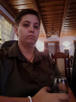 Judit, 23 �ves t�rskeres� n�, �feh�rt�